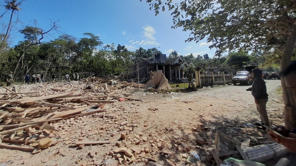 Kawasan yang rusak akibat terdampak ledakan yang diduga berasal dari petasan di Desa Karangbendo, Kecamatan Ponggok, Kabupaten Blitar, Jawa Timur, Senin (20/2/2023). Rumah yang menjadi sumber ledakan rata dengan tanah.