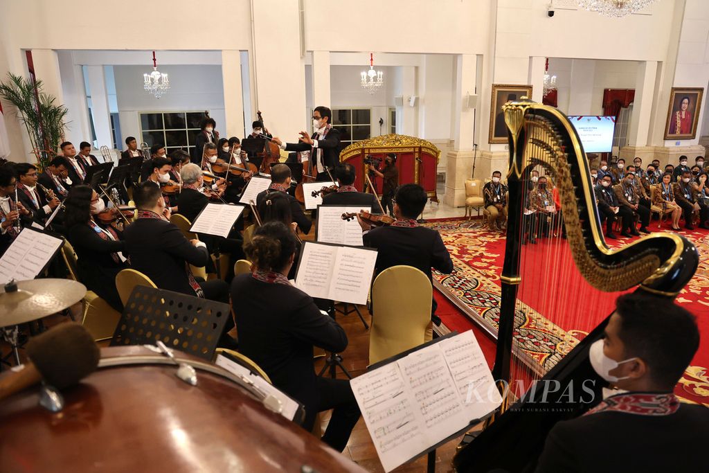 Penampilan Twilite Orchestra pimpinan Addie MS tampil dalam acara Kompas100 CEO Forum powered by East Ventures di Istana Negara, Jakarta, Jumat (2/12/2022).  