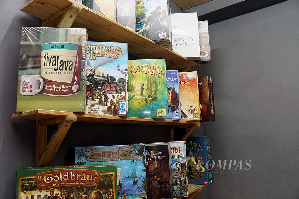Aneka jenis <i>board game</i> tersimpan dan tertata rapi di Board Game Library, Solo, Jawa Tengah, Rabu (11/1/2017). 