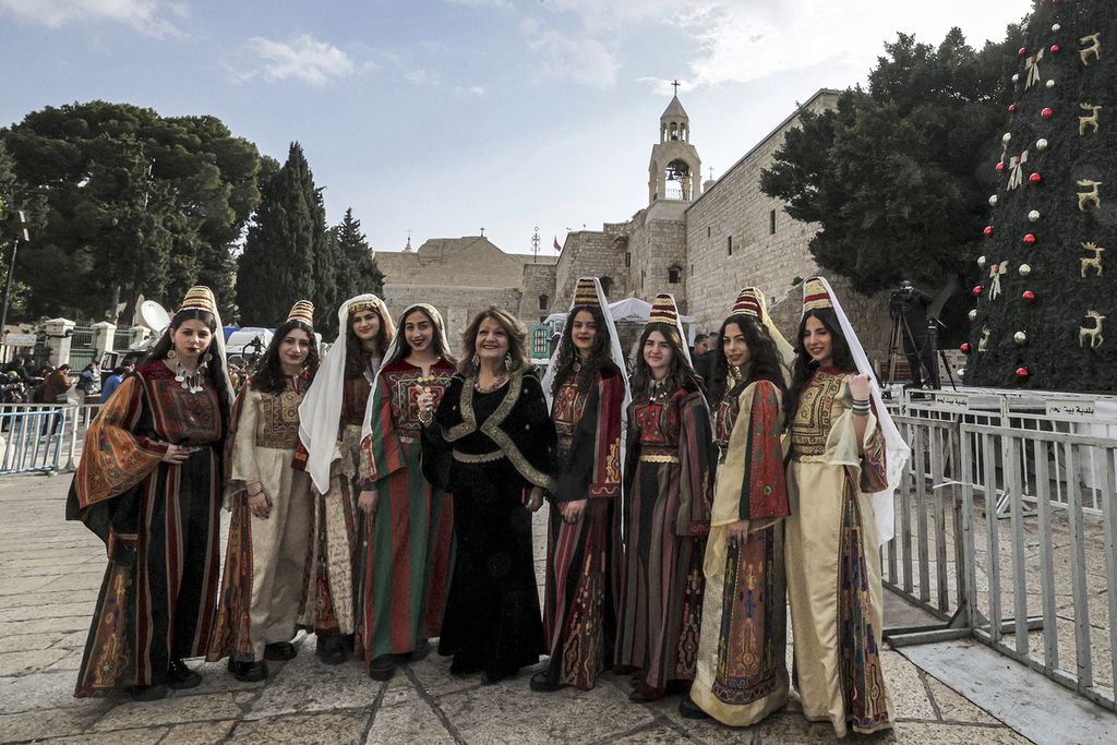 Jemaat bersiap mengikuti misa malam Natal di Gereja Kelahiran, Sabtu (24/12/2022), di Bethlehem, Palestina, Gereja itu dibangun di lokasi yang diyakini sebagai tempat kelahiran Yesus.