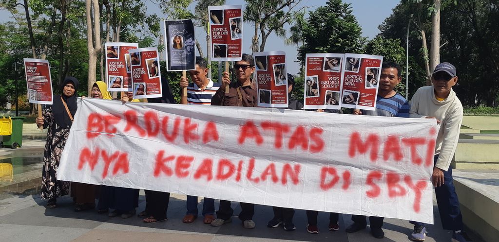 Simpatisan korban penganiayaan dan pembunuhan Dini Sera Afrianti berunjuk rasa di Alun-alun Sidoarjo mengecam putusan majelis hakim Pengadilan Negeri Surabaya yang membebaskan pelaku Ronald Tannur, Senin (29/7/2024)