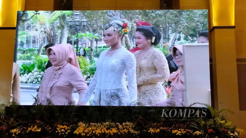 Erina Gudono berjalan kaki sebelum menjalani akad nikah dengan Kaesang Pangarep di Pendopo Agung Royal Ambarrukmo, Kabupaten Sleman, Daerah Istimewa Yogyakarta, Sabtu (10/12/2022) siang,