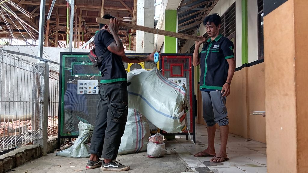Pengurus Bank Sampah Rangga Mekar saat menimbang sampah dari pos pandai di SMP PGRI 11 Rangga Mekar, Bogor Selatan, Kota Bogor, Jawa Barat, Kamis (31/8/2023).