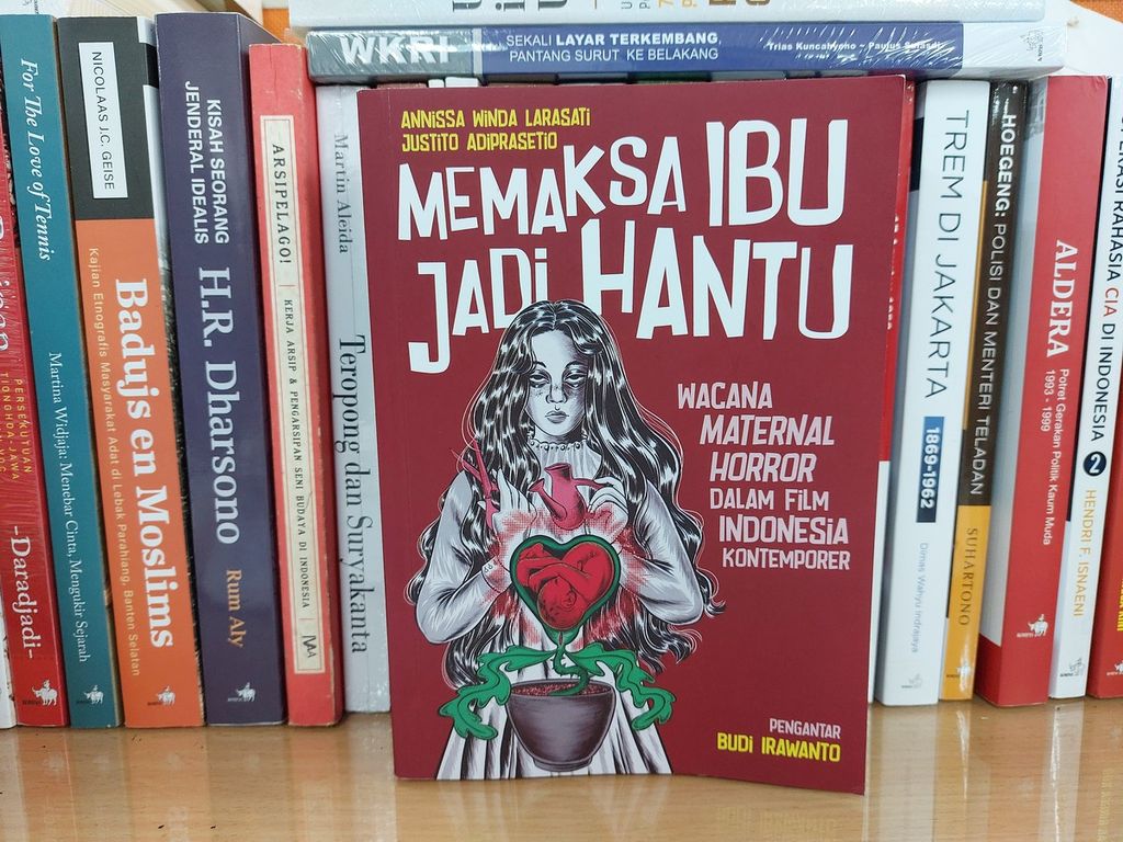 Halaman muka buku berjudul <i>Memaksa Ibu Jadi Hantu: Wacana Maternal Horror dalam Film Indonesia Kontemporer</i>
