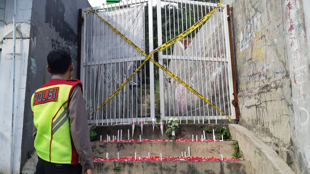 Polisi memantau gang tempat siswi SMK Baranangsiang siang ditemukan bersimbah darah, Baranangsiang, Kota Bogor, Jawa Barat, Kamis (10/1/2019) sore.