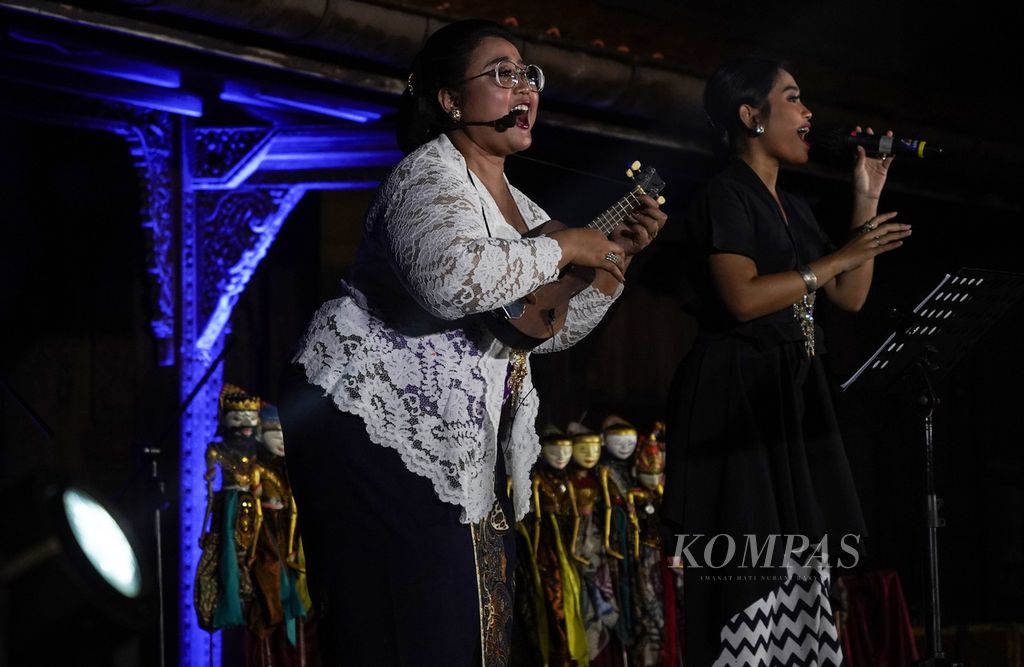Penampilan penyanyi Endah Laras (kiri) dan Woro Mustiko dalam acara peringatan 40 tahun Bentara Budaya di Bentara Budaya Jakarta, Jakarta, Senin (26/9/2022).