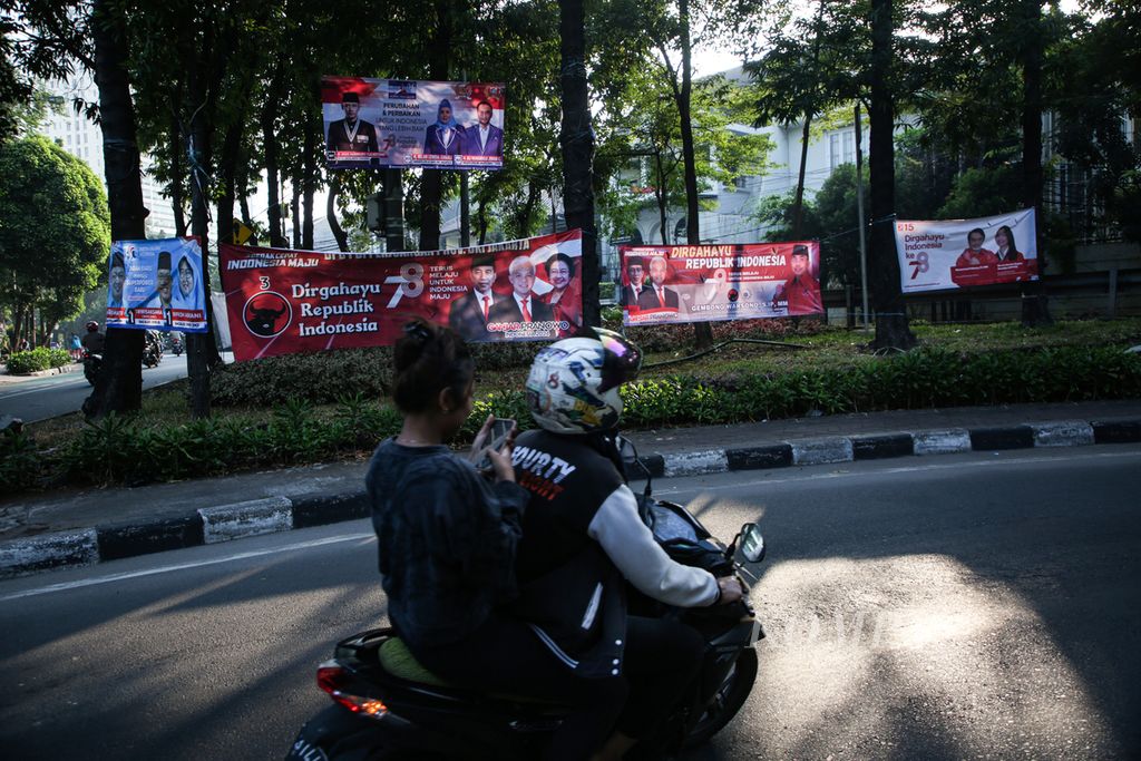 Pengendara sepeda motor melintas di deretan spanduk partai politik dan caleg kawasan Kebayoran Lama, Jakarta Selatan, Sabtu (19/8/2023). 
