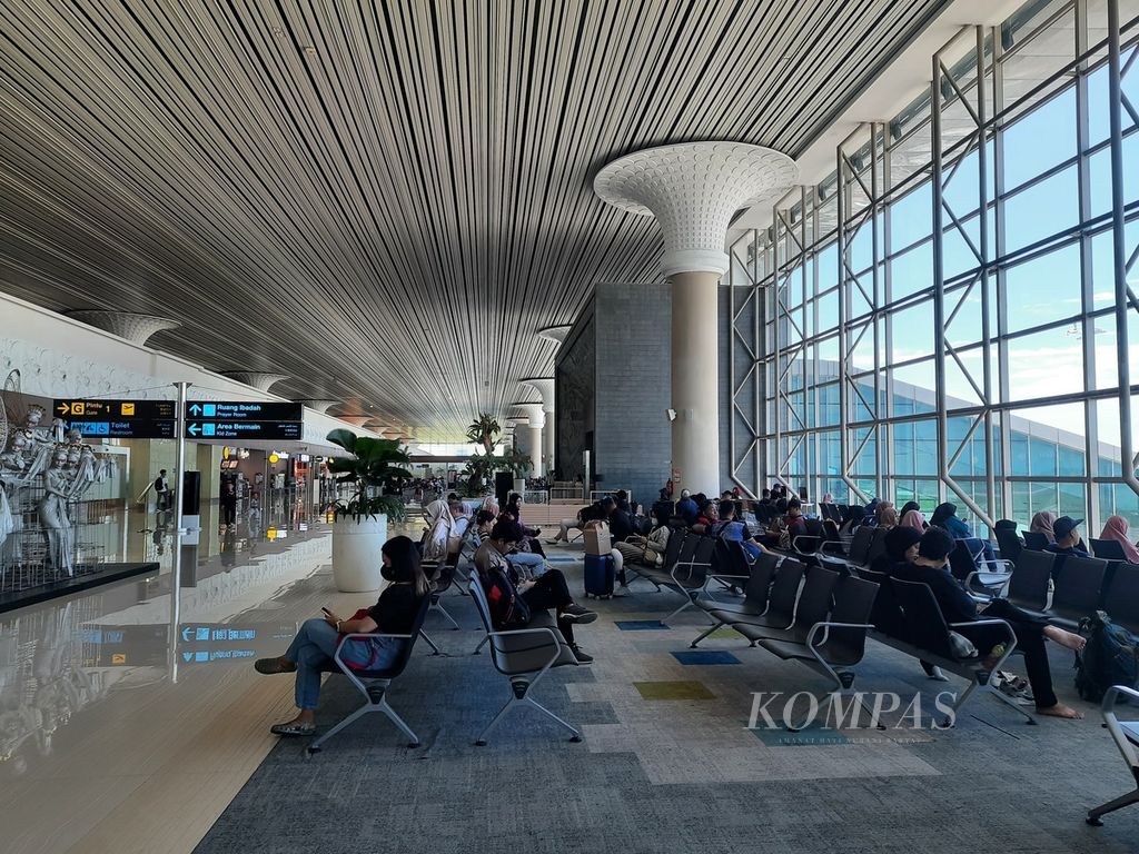 Suasana Bandara Internasional Yogyakarta pada Rabu (3/4/2024). Pada H-7 Lebaran ini, sebagian penumpang merupakan mahasiswa Yogyakarta yang akan pulang ke kampung halaman masing-masing.