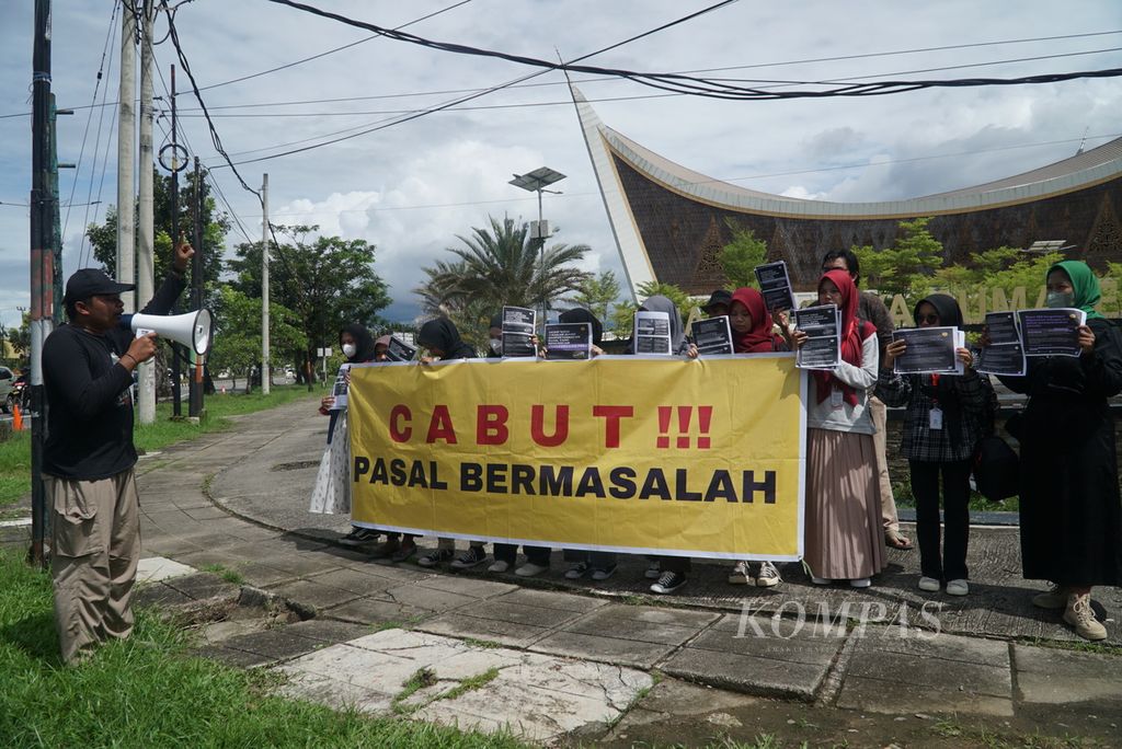 Anggota Aliansi Jurnalis Independen (AJI) Padang dan perwakilan lembaga pers mahasiswa menggelar aksi di Kota Padang, Sumatera Barat, Senin (5/12/2022), untuk menuntut pencabutan 17 pasal bermasalah dalam RKUHP. Pasal-pasal itu nanti berpotensi mengekang kerja-kerja jurnalistik.