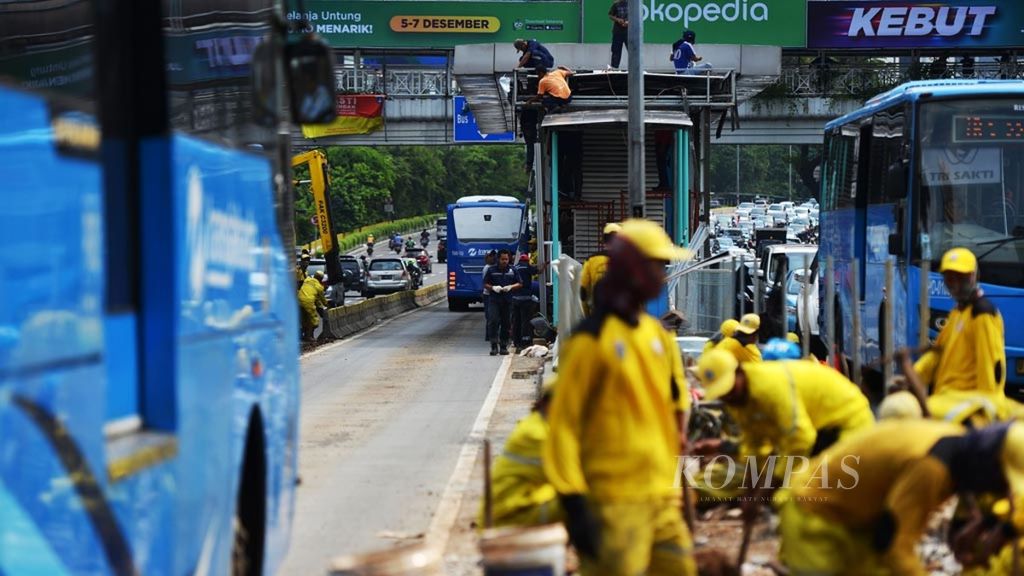 Petugas menyiapkan perpanjangan jalur menuju Halte Transjakarta Tosari, Jakarta, Rabu (5/12/2018). Perpanjangan ini terkait akan dibangunnya <i>pelican cross</i> di area ini untuk menggantikan jembatan penyeberangan orang Tosari yang akan dibongkar. Penggantian jembatan penyeberangan menjadi <i>pelican cross</i> untuk penyeberangan dan menuju halte bus Transjakarta ini sebagai upaya menyediakan sarana umum yang ramah untuk penyandang disabilitas.