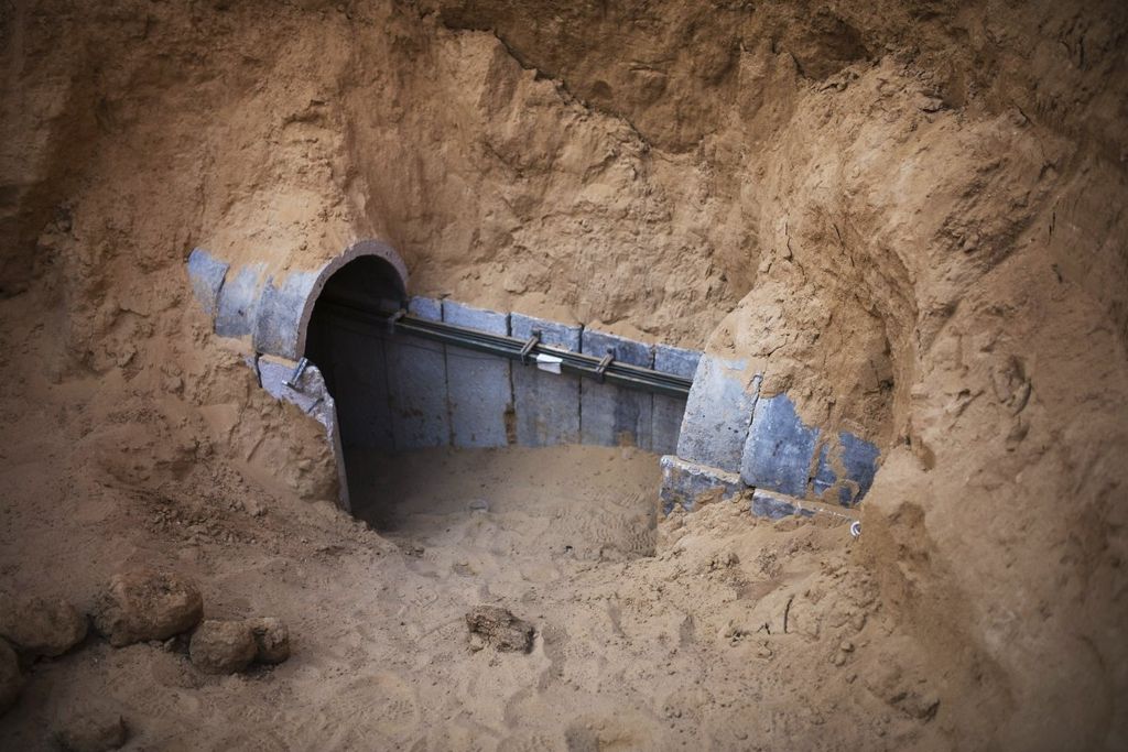 Pintu masuk terowongan yang ditemukan militer Israel terlihat di sisi Israel dari perbatasan Israel-Gaza, 27 Maret 2014.