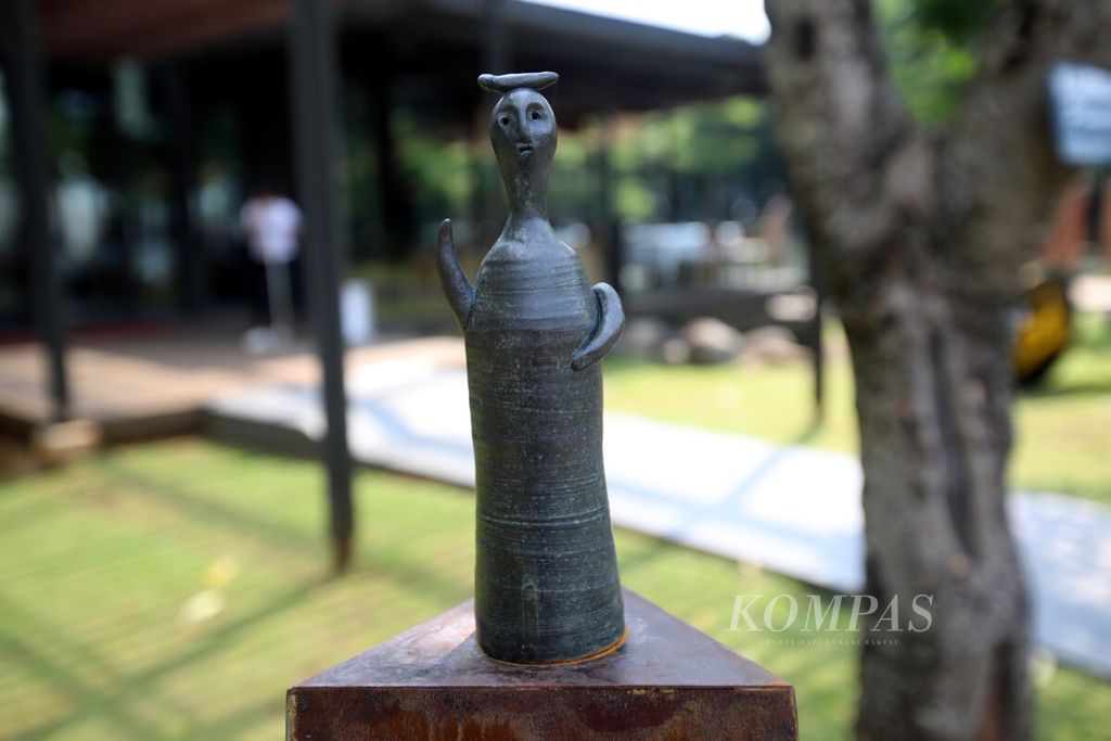 Patung karya seniman asal Thailand, Dusadee Huntrakul, dipamerkan dalam perhelatan Art Jakarta Gardens di Hutan Kota by Plataran, Senayan, Jakarta.Sabtu (9/4/2022). 