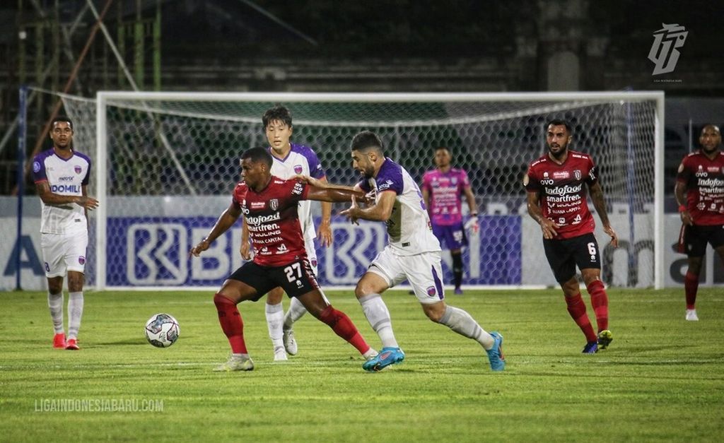 Bali United menundukkan Persita Tangerang dengan skor akhir 2-0 dalam laga lanjutan BRI Liga 1 2021-2022 di Stadion I Gusti Ngurah Rai, Kota Denpasar, Bali, Senin (17/1/2022).