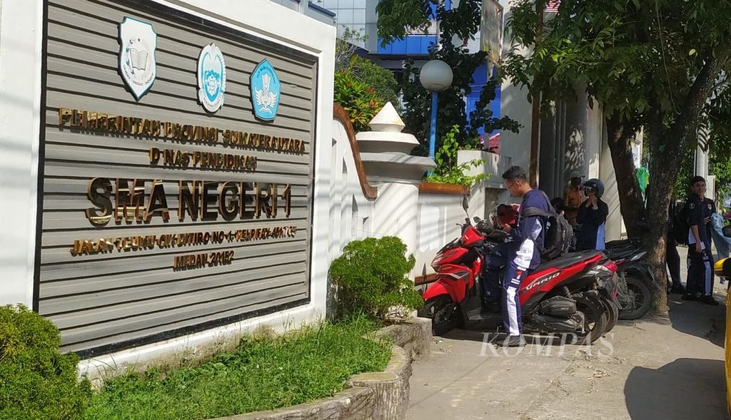 Siswa baru beraktivitas di SMA Negeri 1 Medan, Sumatera Utara, Sabtu (15/7/2023). 