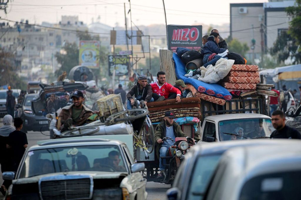 Palestinian refugees leave Rafah, Gaza, Tuesday (7/5/2024).