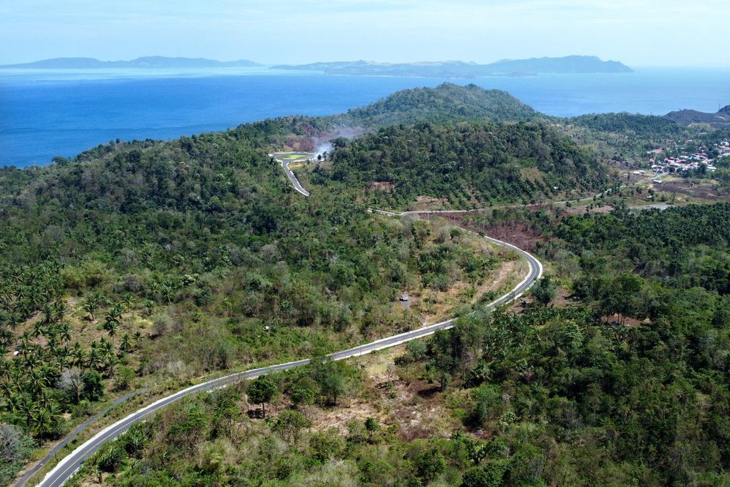 Foto udara kondisi jalan di Kawasan Ekonomi Khusus (KEK) Pariwisata Likupang, Minahasa Utara, Sulawesi Utara, Kamis (14/9/2023). Pemerintah melalui Kementerian PUPR menggelontorkan anggaran Rp163,7 miliar untuk membuat, memperbaiki, merevitalisasi jembatan dan ruas jalan sepanjang 49.63 km yang menghubungkan sejumlah desa serta obyek wisata di KEK Likupang untuk mendukung pengembangan Destinasi Super Prioritas (DSP) Pariwisata. ANTARA FOTO/Adwit B Pramono/tom.