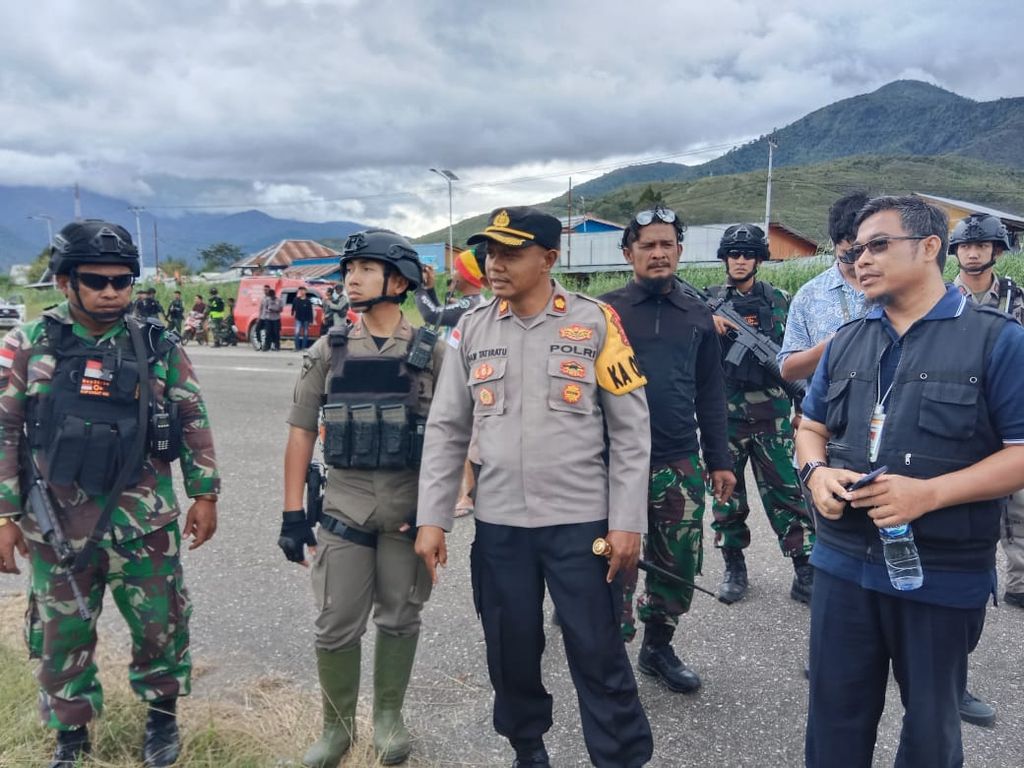 Kapolres Dogiyai Komisaris Samuel Tatiratu (tengah) meninjau lokasi pesawat Rimbun Air yang tergelincir saat mendarat di Bandara Moenamani, Kabupaten Dogiyai, Papua Tengah, Jumat (23/12/2022).