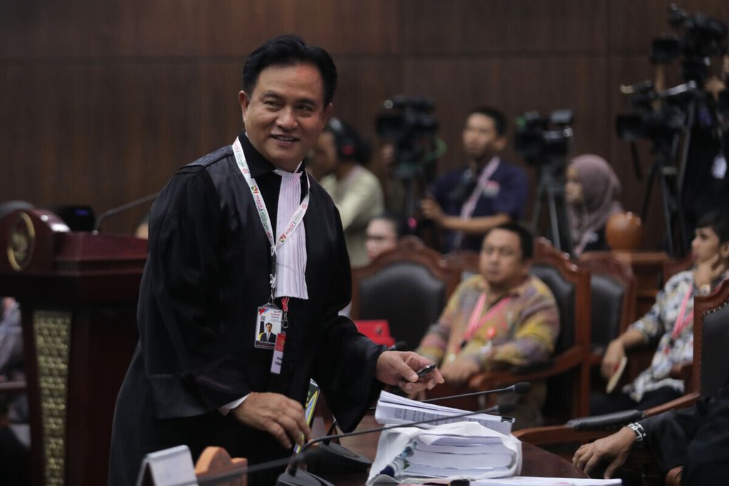 Ketua Tim Hukum Tim Kampanye Nasional Joko Widodo-Ma'ruf Amin, Yusril Ihza Mahendra, tiba di ruang sidang sebelum dimulainya persidangan sengketa hasil pemilu presiden 2019 di Mahkamah Konstitusi, Jakarta, 21 Juni 2019.