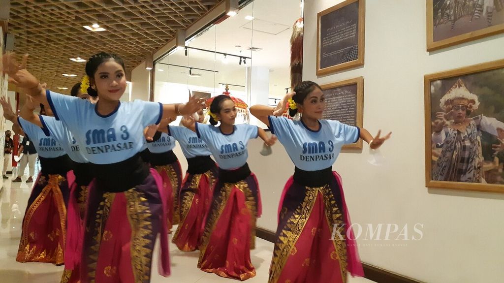 Apart from being a hobby, dancing is also an activity that can improve health, relieve stress, and create feelings of comfort. A group of dancers performs the Cilinaya dance at the DNA Art and Creative Hub Building, Denpasar City, Friday (29/4/2022), in a series of celebrations for the 2022 World Dance Day..