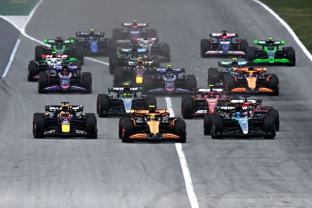 Pebalap McLaren, Lando Norris (depan tengah), melakukan start buruk dari posisi <i>pole</i> sehingga didahului pebalap Mercedes, George Russell (kanan), dan pebalap Red Bull, Max Verstappen, pada balap Formula 1 seri Spanyol di Barcelona, Minggu (23/6/2024). Norris finis kedua di belakang Verstappen.