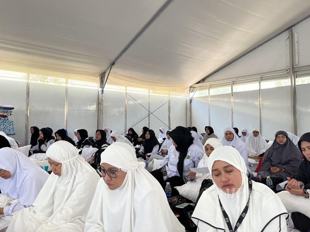 Jemaah haji melaksanakan wukuf di Padang Arafah, Arab Saudi, pada Sabtu (15/6/2024).