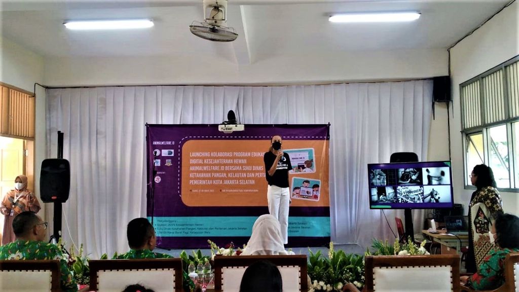 Pendiri Jakarta Animal Aid Network, Karin Franken, memaparkan materi peluncuran situs web Animalwelfare.id di SDN Rawa Barat 09 Pagi, Jakarta Selatan, pada Kamis (27/10/2022).