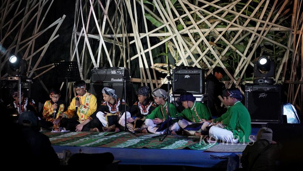 Penampilan salah satu kelompok seni didong pada Festival Panen Kopi Gayo 2023 yang digelar di Desa Paya Tumpi Baru, Kecamatan Kebayakan, Kabupaten Aceh Tengah, Aceh, Sabtu (25/11/2023) malam. Festival ini menampilkan beragam kesenian tradisional khas Gayo, seperti didong, ketoprak dor, canang, dan saman. 