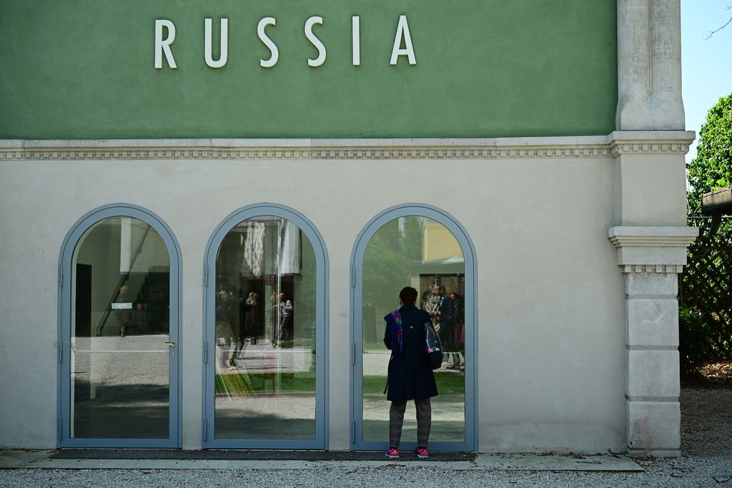 Pengunjung melihat bagian dalam Paviliun Rusia yang tidak dibuka pada ajang Venice Art Biennale tahun ini. Ketidakikutsertaan para seniman Rusia pada ajang itu sebagai wujud protes atas keputusan pemimpin negara itu dalam hal menginvasi Ukraina.