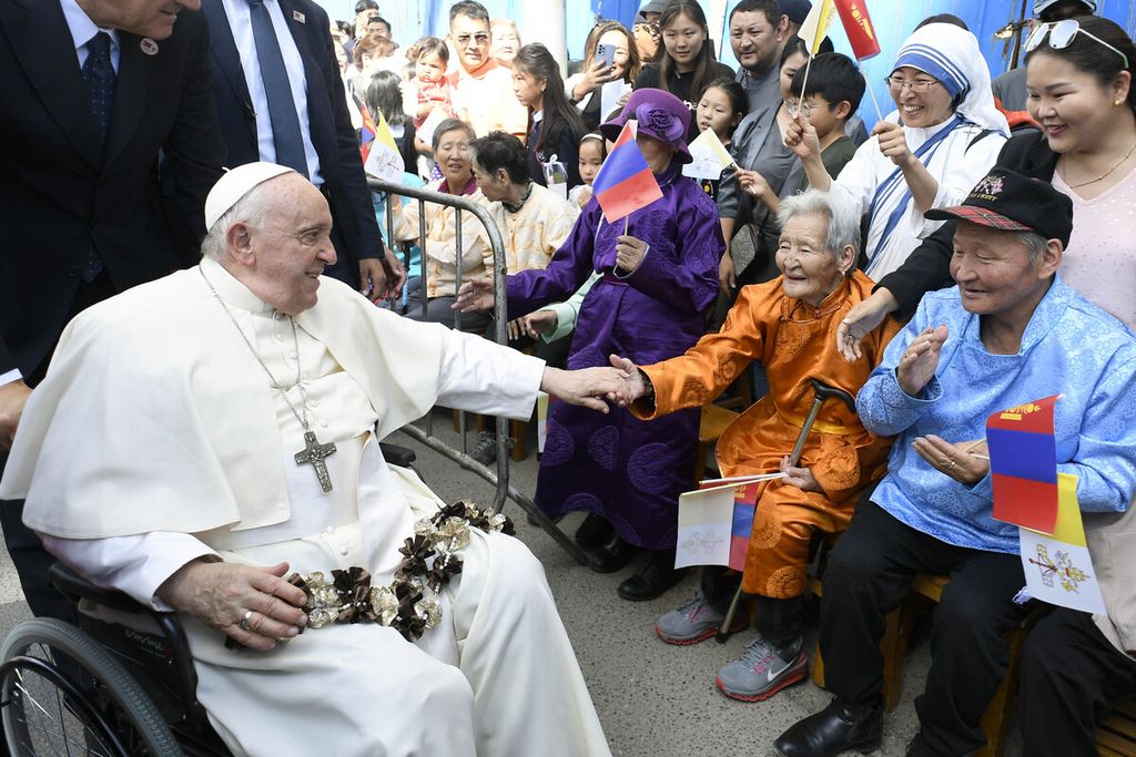 Foto selebaran yang diambil dan dirilis Media Vatikan pada 1 September 2023 ini menunjukkan warga menyambut Paus Fransiskus setibanya di Prefektur Apostolik Ulan Bator.