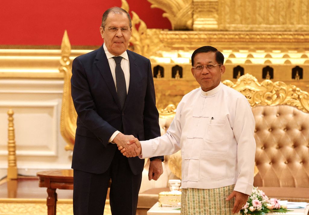 Foto yang dirilis Kementerian Luar Negeri Rusia memperlihatkan Menteri Luar Negeri Sergei Lavrov (kiri) bersalaman dengan pemimpin junta militer Jenderal Min Aung Hlaing (kanan) di Myanmar, Rabu (3/8/2022). 