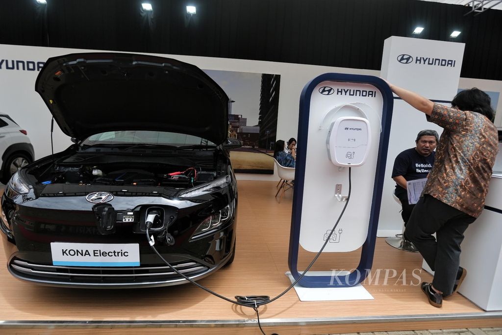 Suasana pameran kendaraan listrik Indonesia Electric Motor Show (IEMS) 2021 yang diadakan oleh Badan Riset dan Inovasi Nasional di kawasan Puspiptek, Serpong, Tangerang Selatan, Rabu (24/11/2021). Pameran tersebut setidaknya diikuti oleh 30 peserta yang menampilkan kendaraan listrik dan inovasinya.