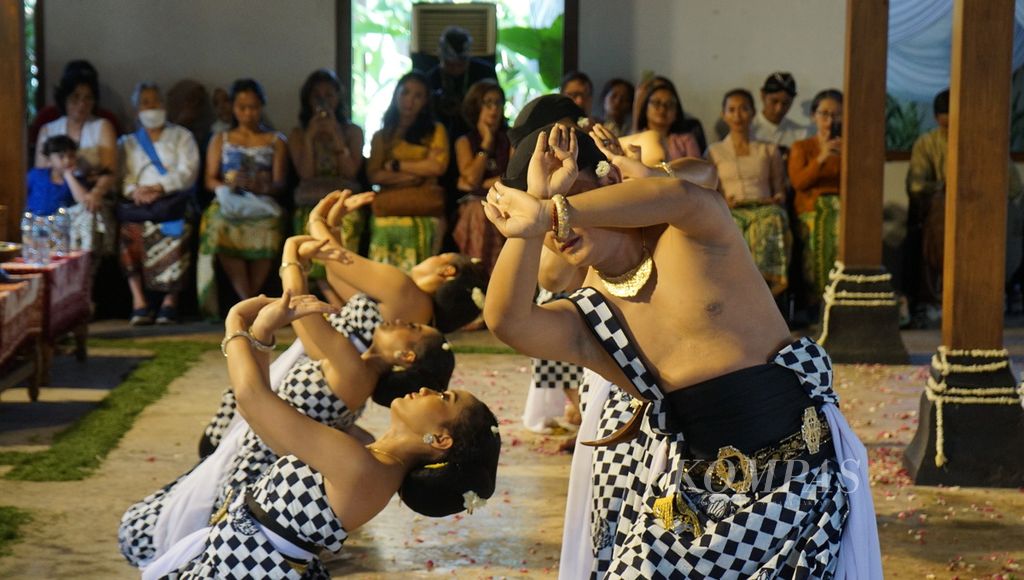 Kelompok tari Swargaloka, asal Jakarta, menampilkan "Bedhayan Angger-angger Sewelas" dalam Festival Bedhayan 2023 di Ohmm Stay, Kabupaten Sleman, Daerah Istimewa Yogyakarta, Minggu (14/5/2023). 