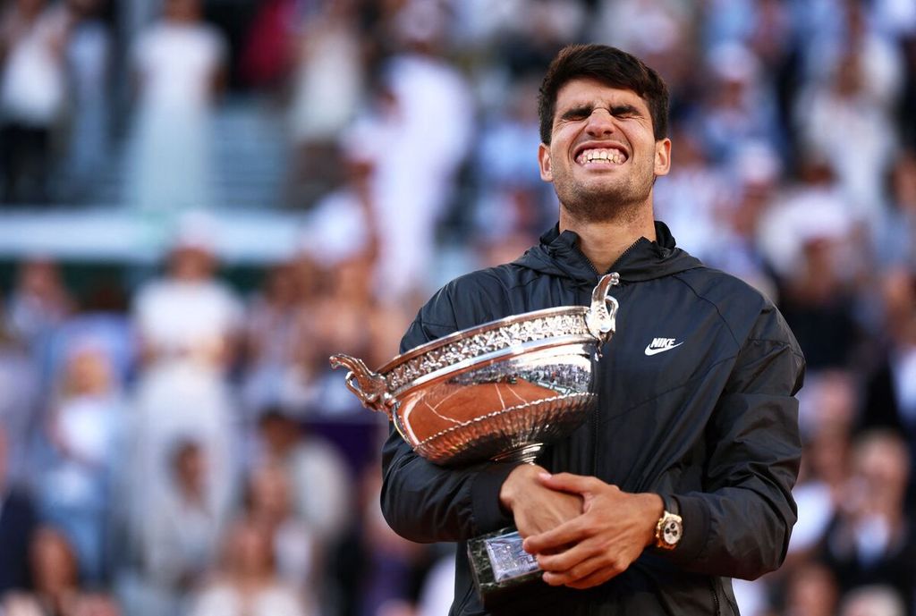 Ekspresi petenis Spanyol, Carlos Alcaraz, sebagai juara Perancis Terbuka 2024 dengan mengalahkan petenis Jerman, Alexander Zverev, dalam pertandingan final di lapangan Philippe Chatrier, Roland Garros, Paris, Minggu (9/6/2024). Alcaraz mengalahkan Zverev, 6-3, 2-6, 5-7, 6-1, 6-2. 