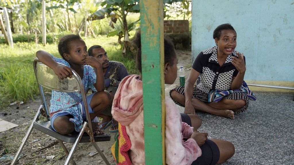Maria Magdalena Wambekai (kanan) berbincang soal tanam padi di Kampung Bokem, Desa Rimba Raya, Distrik Merauke, Kabupaten Merauke, Papua, Senin (14/11/2022). Maria giat belajar dari mereka yang tahu hingga paham dan berani mencoba untuk bertani.