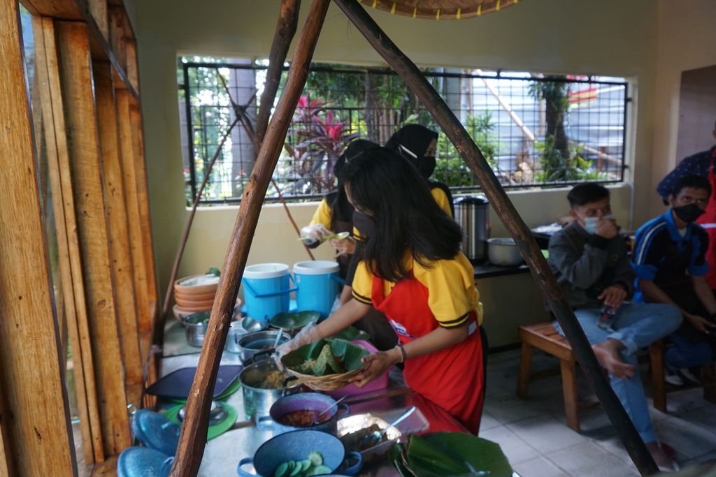 Suasana di Dapur Dif_able, kedai makanan di Kota Bandar Lampung, Lampung, yang dikelola oleh penyandang disabilitas, pada Jumat (5/3/2021).
