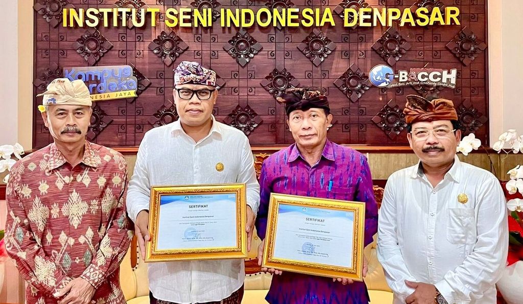 Dokumentasi ISI Denpasar menampilkan Rektor Rektor ISI Denpasar I Wayan Adnyana (kedua, kiri) bersama pejabat rektorat ISI Denpasar.