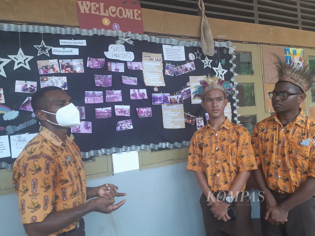 Suasana pembelajaran di salah satu sekolah penggerak SMA Negeri 5 Jayapura, Papua. Pembelajaran berbasis proyek menjadi salah satu transformasi proses pembelajaran. Pemilihan ketua OSIS di sekolah pun jadi pembelajaran suara demokrasi yang mengajak siswa dan guru berbagai mata pelajaran berkolaborasi.