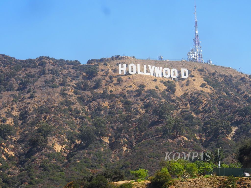 Markah Hollywood di Pegunungan Santa Monica, California, Amerika Serikat, seperti dipotret pada Senin (29/8/2022). Industri film dan pertunjukan televisi AS sedang terancam oleh pemogokan para penulis naskah mulai Selasa (2/5/2023).