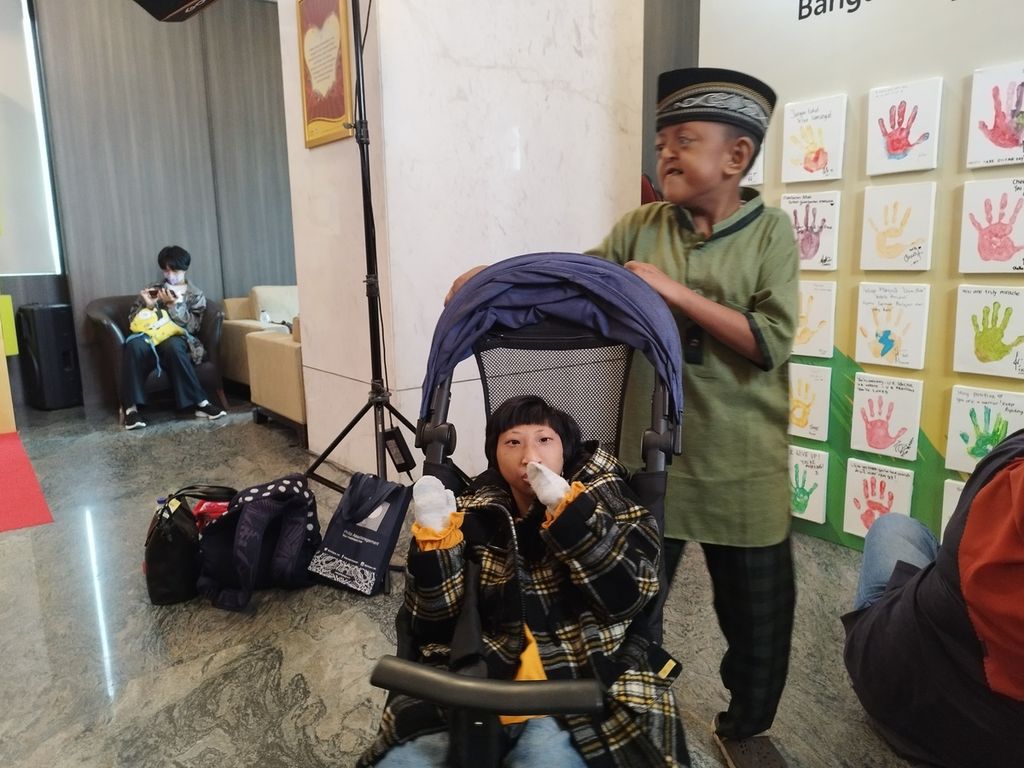 Dua anak dengan penyakit langka turut hadir beserta orangtuanya dalam peringatan Hari Penyakit Langka Sedunia yang digelar di Prodia Tower, Jakarta Pusat, Selasa (28/2/2023).