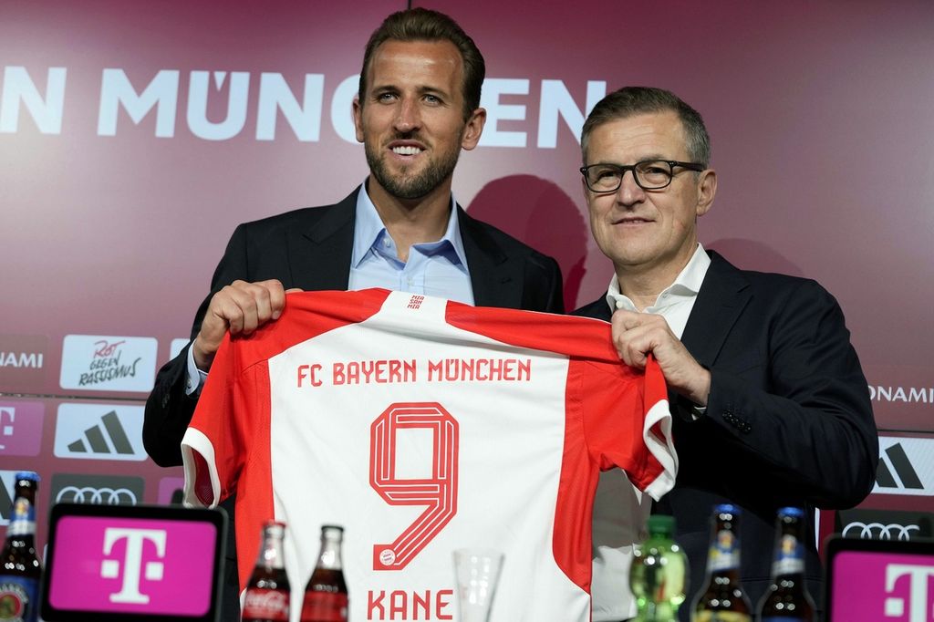 Pemain baru Bayern Muenchen, Harry Kane, berpose dengan CEO Bayern Jan Christian Dreesen setelah konferensi pers di Stadion Allianz Arena, Muenchen, Jerman, Minggu (13/8/2023).