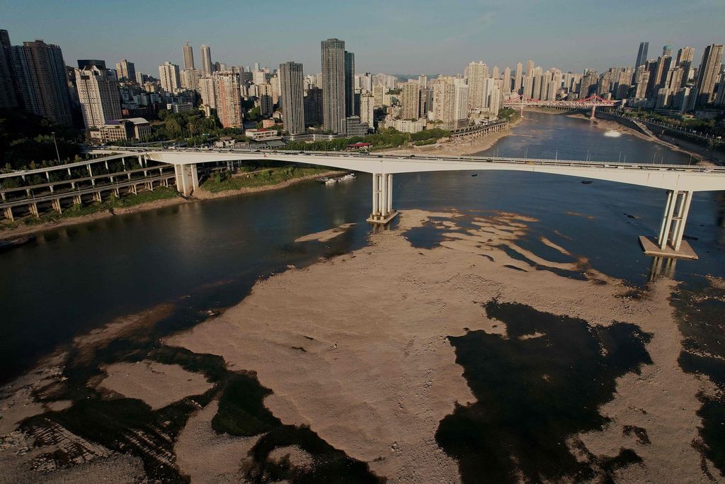 Foto udara yang diambil pada Rabu (24/8/2022) memperlihatkan kondisi Sungai Jialing, anak Sungai Yangtze, yang melintas di kota Jialing, di Provinsi Chongqing, China. 