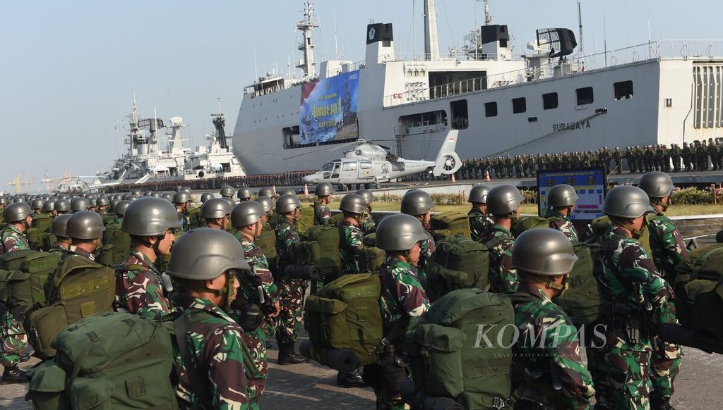 Gelar pasukan latihan Armada Jaya XLI TA 2023 di Dermaga Ujung Pangkalan Koarmada 2, Surabaya, Jawa Timur, Selasa (27/6/2023). Pada 1 Juli, pasukan pendarat yang terdiri atas batalyon marinir akan melaksanakan pendaratan amfibi di Pantai Banongan, Situbondo. 