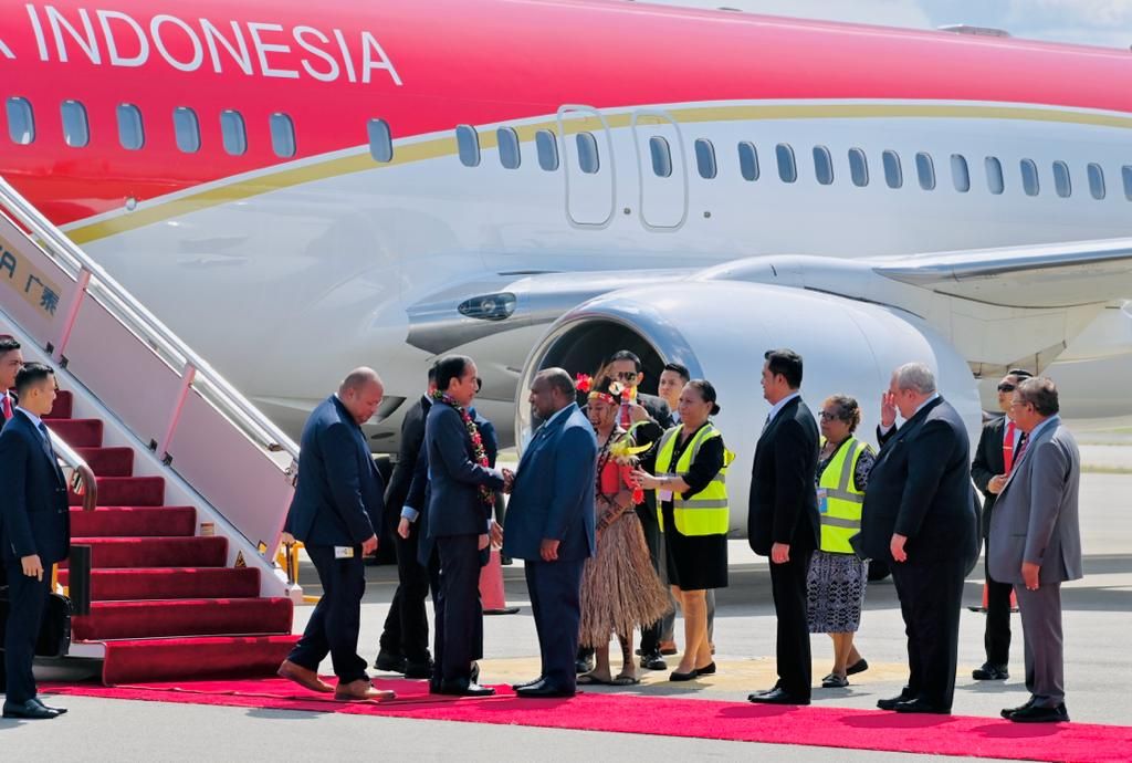 When President Jokowi arrived at Jacksons International Airport in Port Moresby, Papua New Guinea, on Wednesday (5/7/2023) at around 11.00 local time, Papua New Guinea Prime Minister James Marape warmly welcomed him upon his arrival from Indonesian Presidential Plane-1. The visit was made after a visit to Australia.