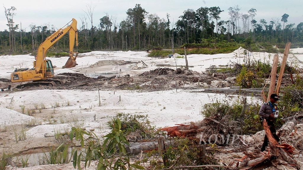 Seorang polisi melintas di lahan pertambangan ilegal di Sei Murui, Kecamatan Mantangai, Kabupaten Kapuas, Kalimantan Tengah, pada Kamis (16/3/2017). Kasus pertambangan ilegal itu menambah rentetan kasus sumber daya alam di Kalimantan Tengah dan menambah laju deforestasi.