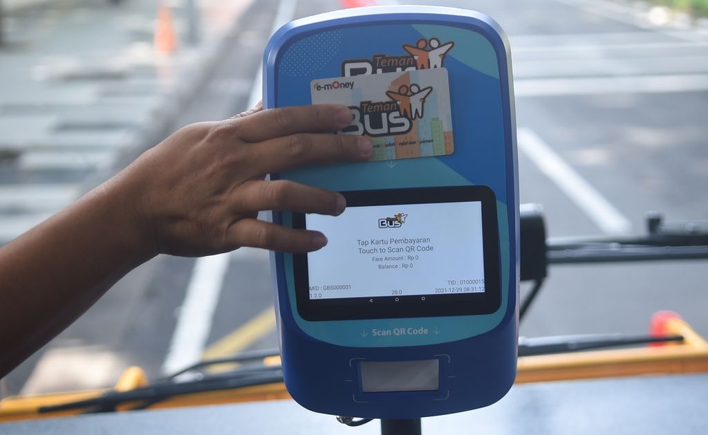 Petugas mencoba moda pembayaran elektronik armada Bus Trans Semanggi Suroboyo, di Kota Surabaya, Rabu (29/12/2021).