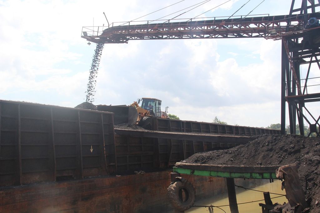 Aktivitas pemuatan batubara ke tongkang di pelabuhan khusus batubara di Kabupaten Tanah Bumbu, Kalimantan Selatan, Januari 2016.
