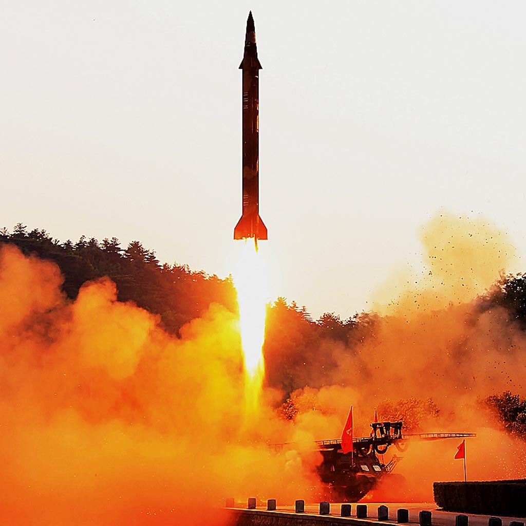 Foto  tak bertanggal yang dipublikasikan kantor berita Korea Utara (KCNA) pada Selasa (30/5) memperlihatkan peluncuran rudal di lokasi yang tak disebutkan di Korut. 