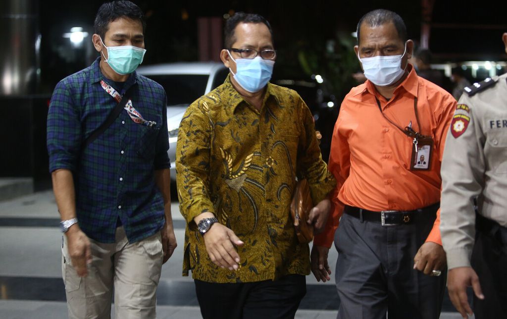 Hakim Pengadilan Negeri (PN) Surabaya, Jawa Timur (Jatim) Itong Isnaeni (mengenakan baju batik) tiba di Gedung KPK Merah Putih, Jakarta, Kamis (20/1/2022) malam, untuk menjalani pemeriksaan lanjutan setelah terjaring operasi tangkap tangan (OTT) sehari sebelumnya. 