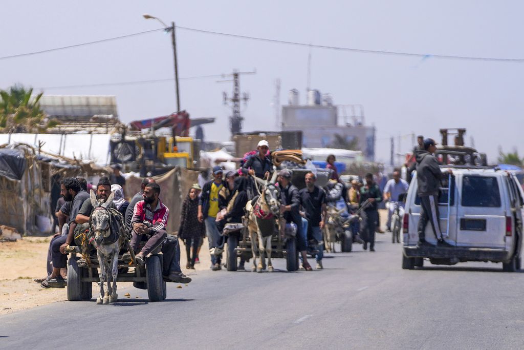 Warga Palestina tiba di Gaza tengah setelah mengungsi dari Rafah, di Deir al Balah, Jalur Gaza, Kamis (9/5/2024). Militer Israel memerintahkan puluhan ribu orang mengungsi dari Rafah untuk operasi serangan darat. 