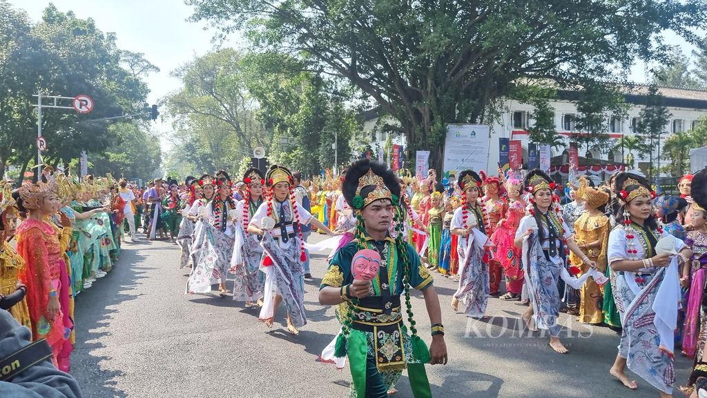 Para penari bertopeng bersiap dalam arak-arakan untuk menyambut HUT Ke-78 Jawa Barat di Jalan Diponegoro, Kota Bandung, Jabar (19/8/2023).